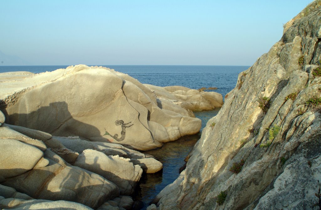 Κριαρίτσι, Χαλκιδική, Σιθωνία - Ζωγραφική στα βράχια, γοργόνα